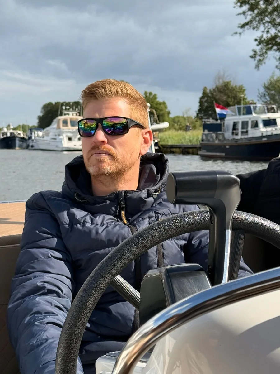 De bedenker van Vaarwater aan het roer van zijn sloep